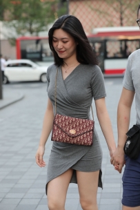 【精选街拍】Vol.2480 灰色紧身包臀裙美腿翘臀 [38P-307MB]